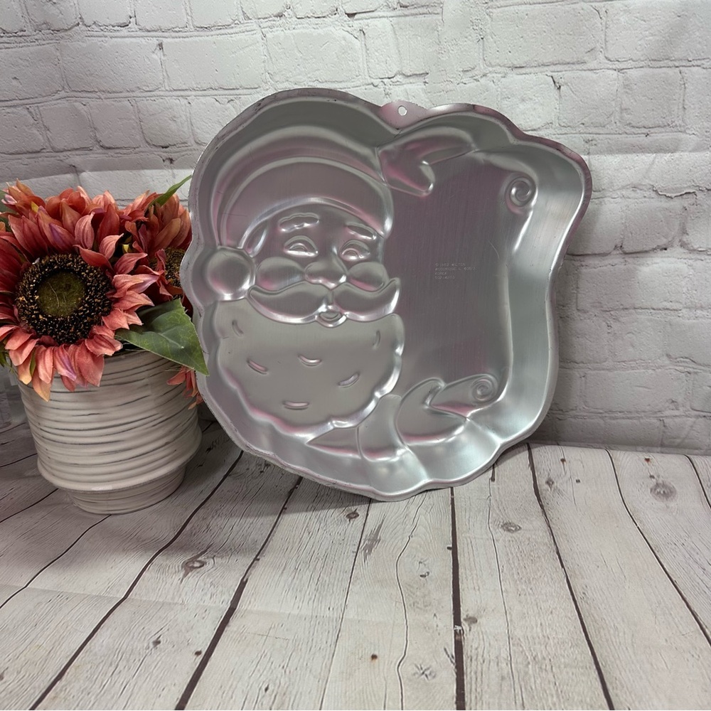 vtg 1982 Wilton Metal Baking cake Pan santa naughty nice list christmas cottage